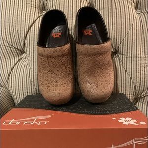 Dansko XP clogs -used/ very good condition